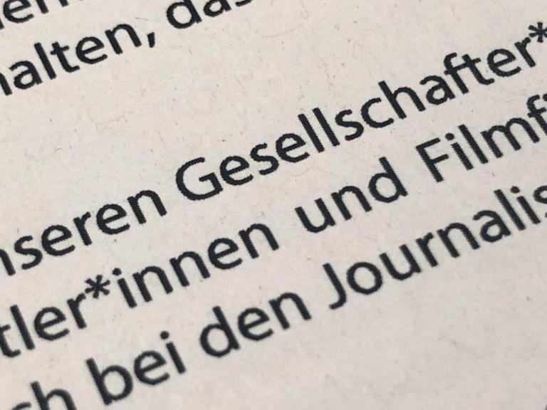 In einem gedruckten Grußwort zur Berlinale sind mehrmals Gendersternchen zu sehen. Foto: Jörg Carstensen/dpa