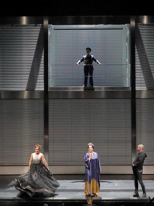 Bühnentotale mit Ensemble der Opernaufführung "Agrippina" von Georg Friedrich Händel in der Inszenierung von Barrie Kosky an der Bayrischen Staatsoper