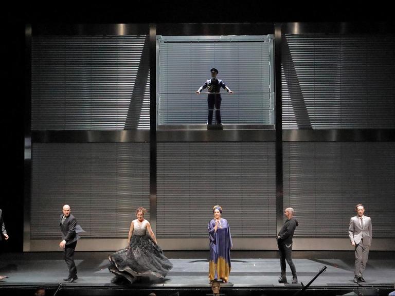 Bühnentotale mit Ensemble der Opernaufführung "Agrippina" von Georg Friedrich Händel in der Inszenierung von Barrie Kosky an der Bayrischen Staatsoper