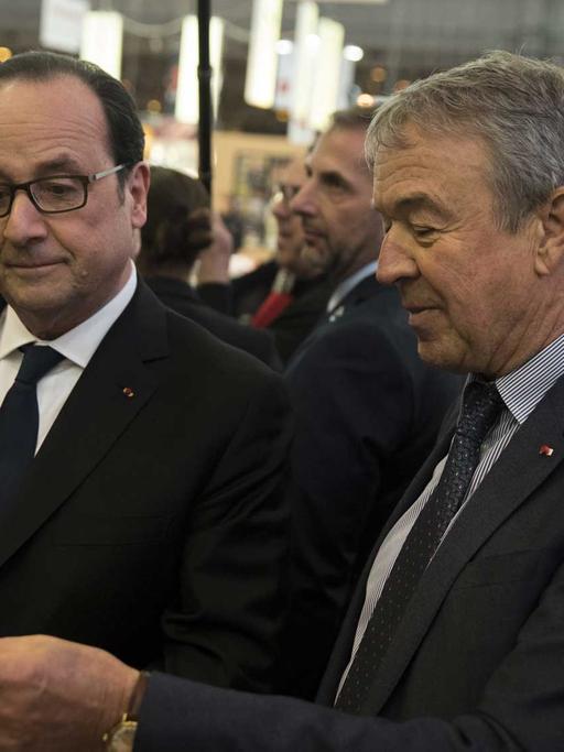 Der französische Präsident Francois Hollande mit dem Verleger Antoine Gallimard auf der Pariser Buchmesse im März 2017.