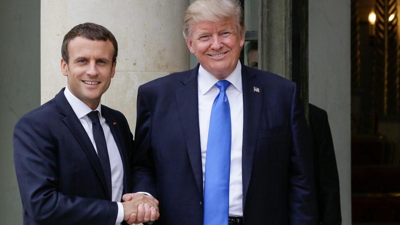 Das Foto zeigt Macron und Trump im Juli 2017. Sie schütteln sich die Hände.