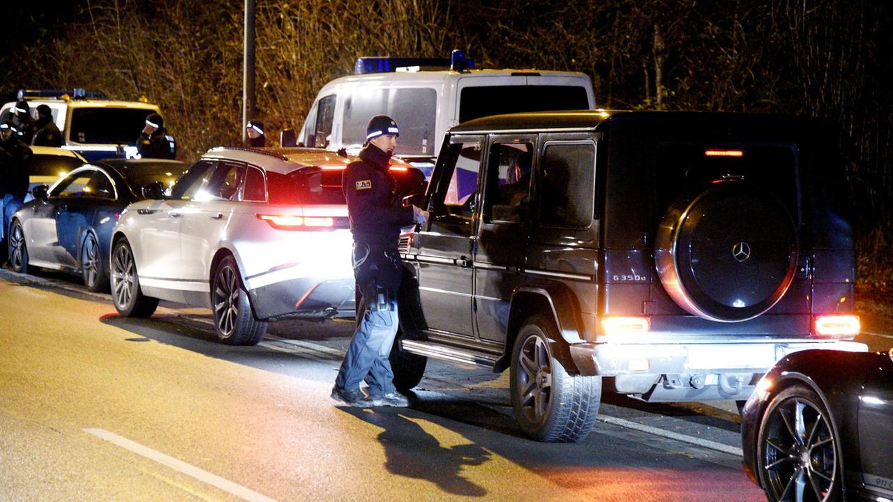 Polizeibeamte kontrollieren bei einer Hochzeitsfeier zweier Familienclans in Mülheim an der Ruhr Fahrzeuge.