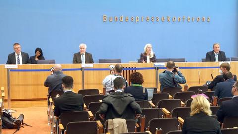 Thomas Haldenwang (l-r), Präsident des Bundesamtes für Verfassungsschutz, Horst Seehofer (CSU), Bundesinnenminister, Ute Welty, BPK, Dieter Romann, Präsident des Bundespolizeipräsidiums, und Holger Münch, Präsident des Bundeskriminalamtes, nehmen vor Journalisten der Bundespressekonferenz