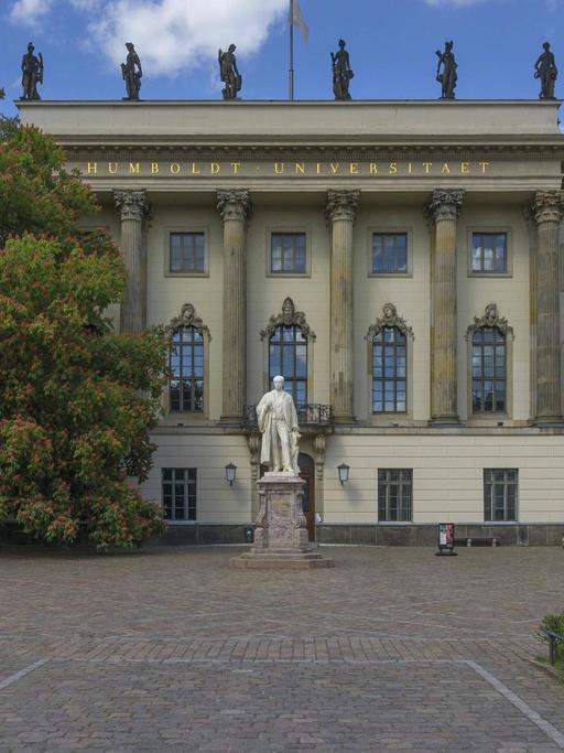 Blick auf den Platz vor der Humboldt-Universität im Sommer 2020