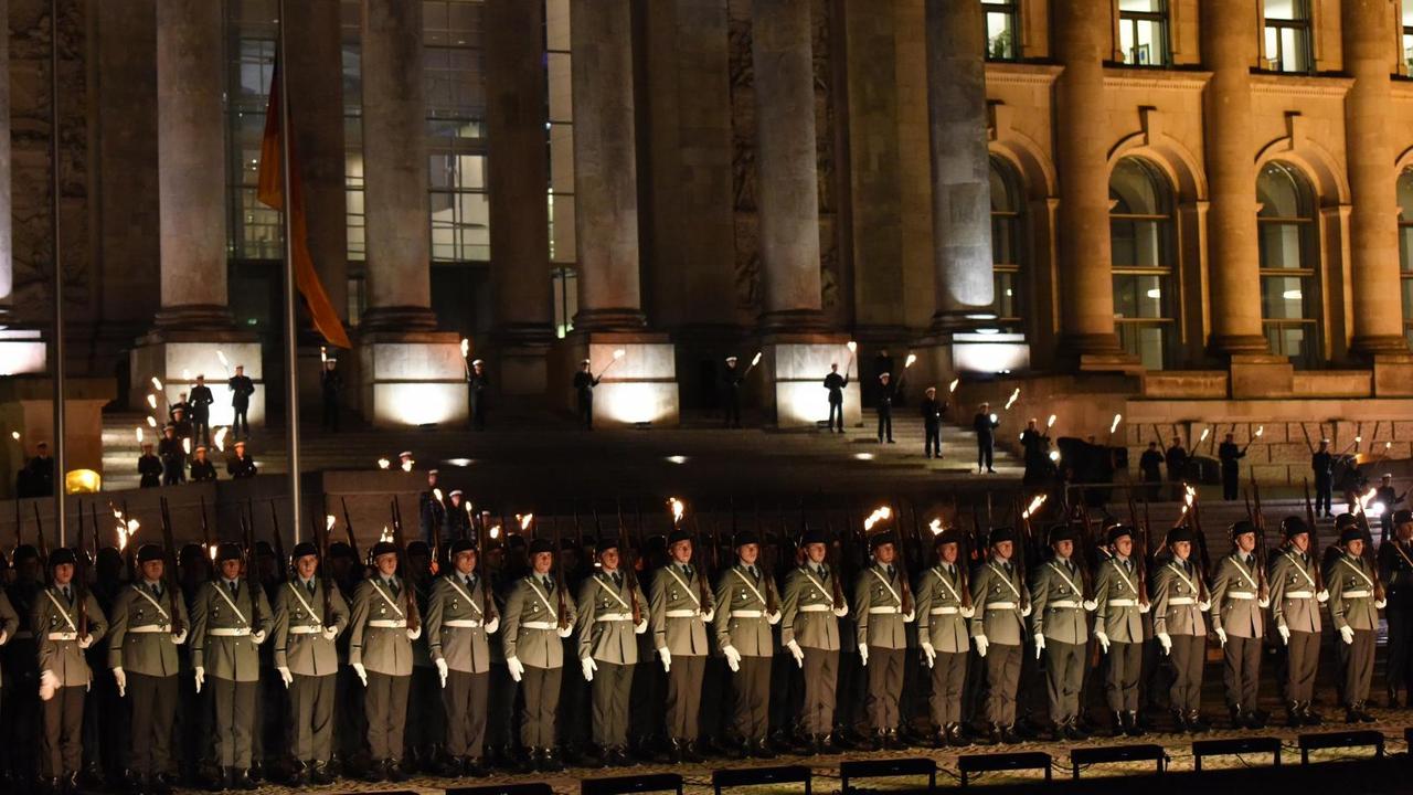 Soldaten beim Großen Zapfenstreich vor dem Reichtstaggebäude in Berlin