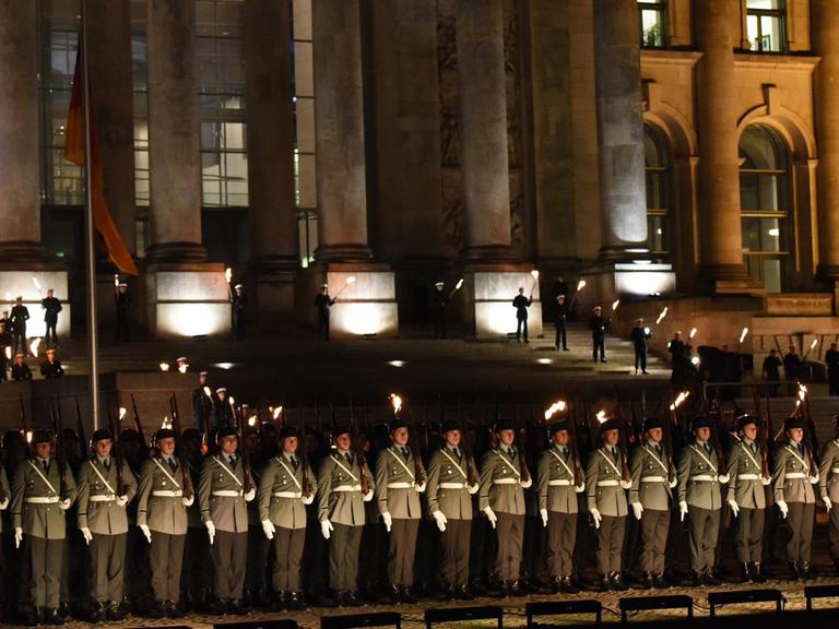 Soldaten beim Großen Zapfenstreich vor dem Reichtstaggebäude in Berlin