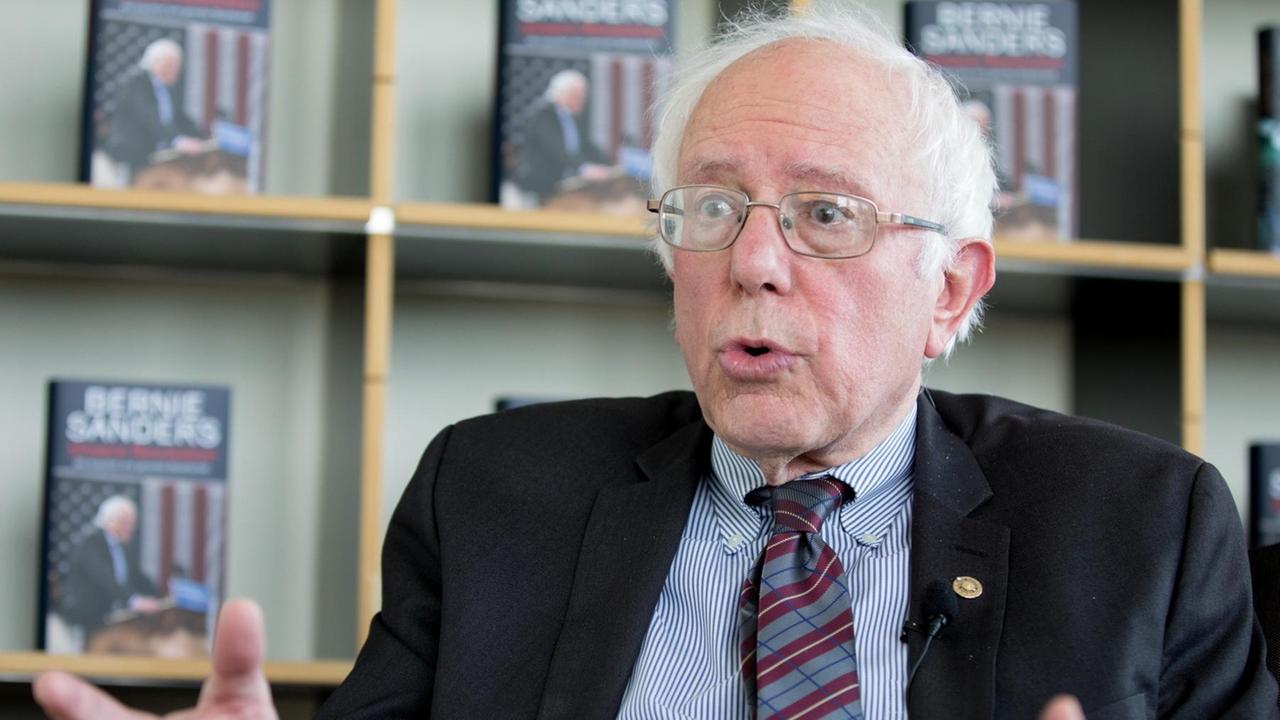 Der US-Politiker und ehemalige Präsidentschaftsbewerber Bernie Sanders spricht am 31.05.2017 in Berlin im Ullstein-Verlag mit einem Journalisten der Deutschen Presse-Agentur dpa. Foto: Kay Nietfeld/dpa | Verwendung weltweit