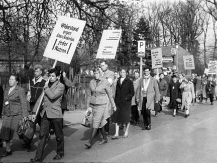 Ostermarsch 1960: Marschsäule in der Lüneburger Heide