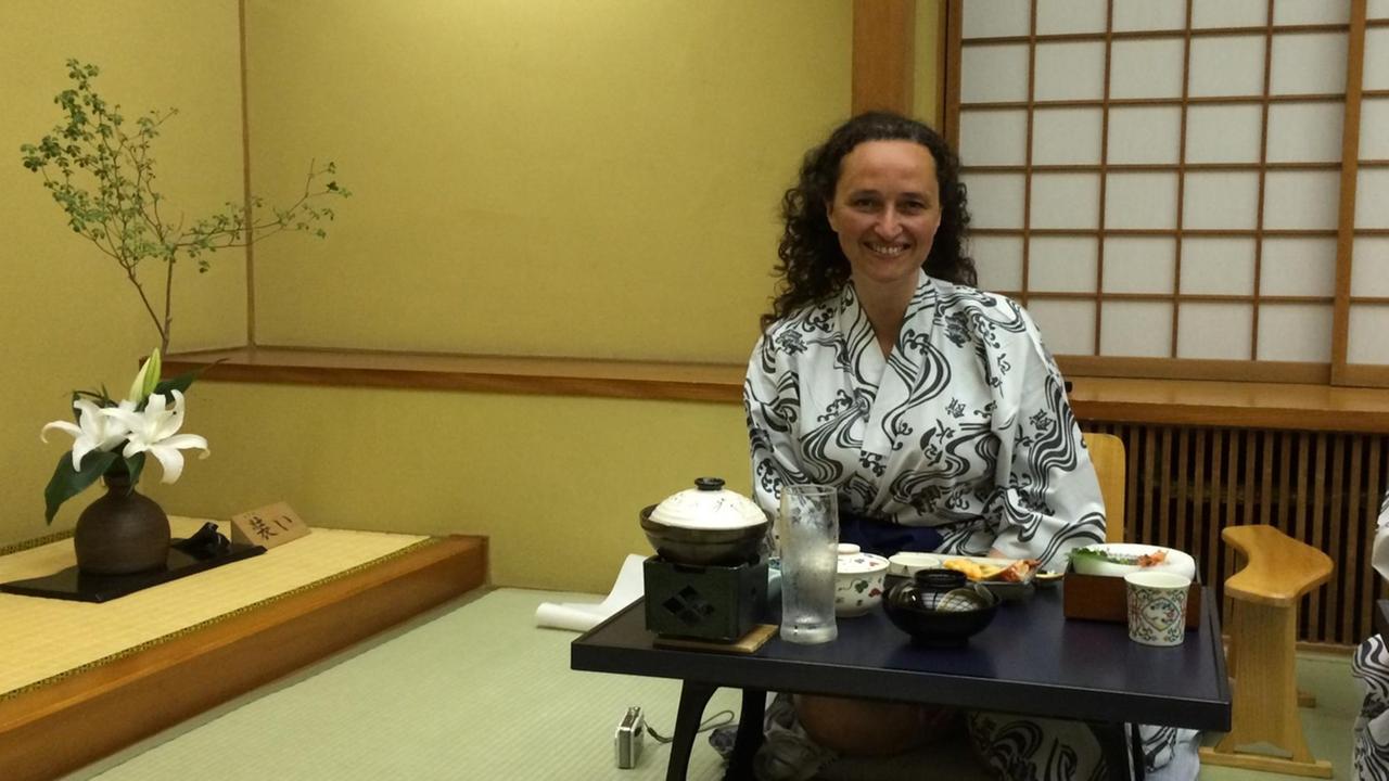 Nach dem heißen Abendessen im Yukata, dem japanischen Baumwoll-Kimono