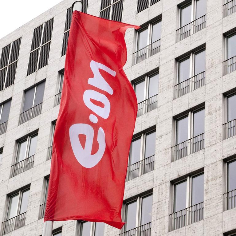 Flagge vor der Eon-Zentrale in Essen