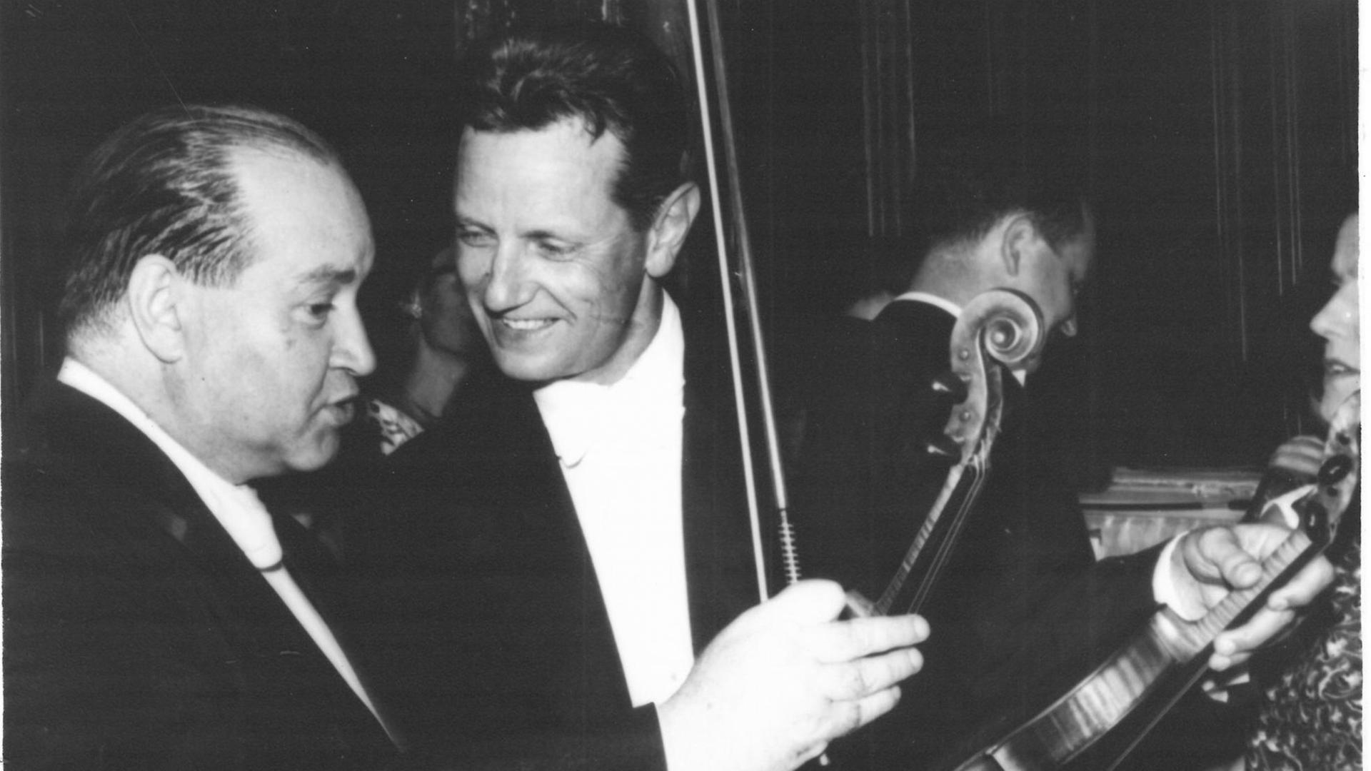 Rudolf Baumgartner im Gespräch mit David Oistrach beim Pablo Casals Festival in Prades (FR) am 11. Juli 1961
