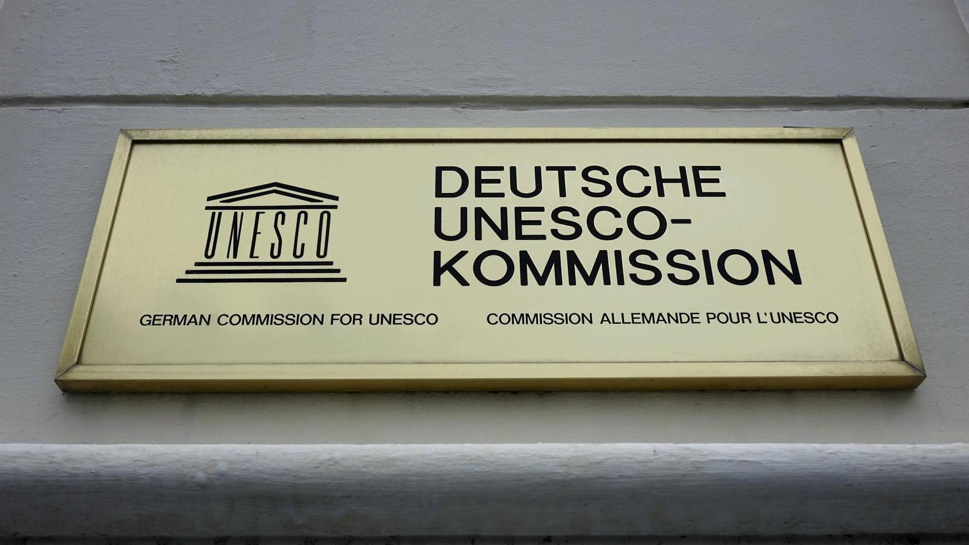 Eine Plakette mit der Aufschrift: "Deutsche Unesco-Kommission"