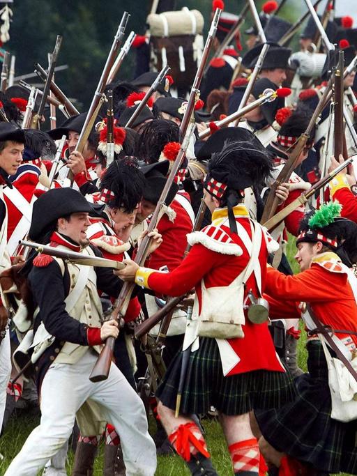 Laien spielen die Schlacht von Waterloo in historischen Kostümen bei Brüssel nach.