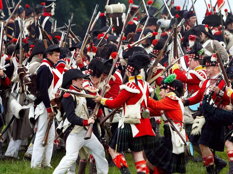 Laien spielen die Schlacht von Waterloo in historischen Kostümen bei Brüssel nach.