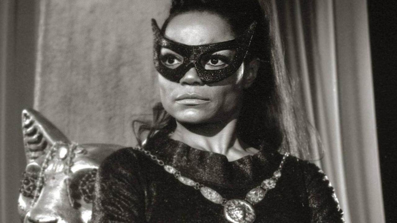 Maskiert und im schwarzen Catsuit posiert Eartha Kitt in ihrer Rolle als Catwoman für die Serie Batman.