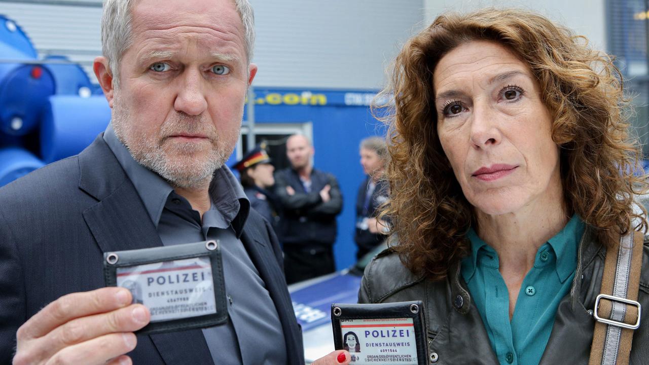 Aus der Tatort-Folge "Gier" (2015): Die Kommissare Moritz Eisner (Harald Krassnitzer) und Bibi Fellner (Adele Neuhauser) müssen sich ausweisen, und das auch noch gleichzeitig