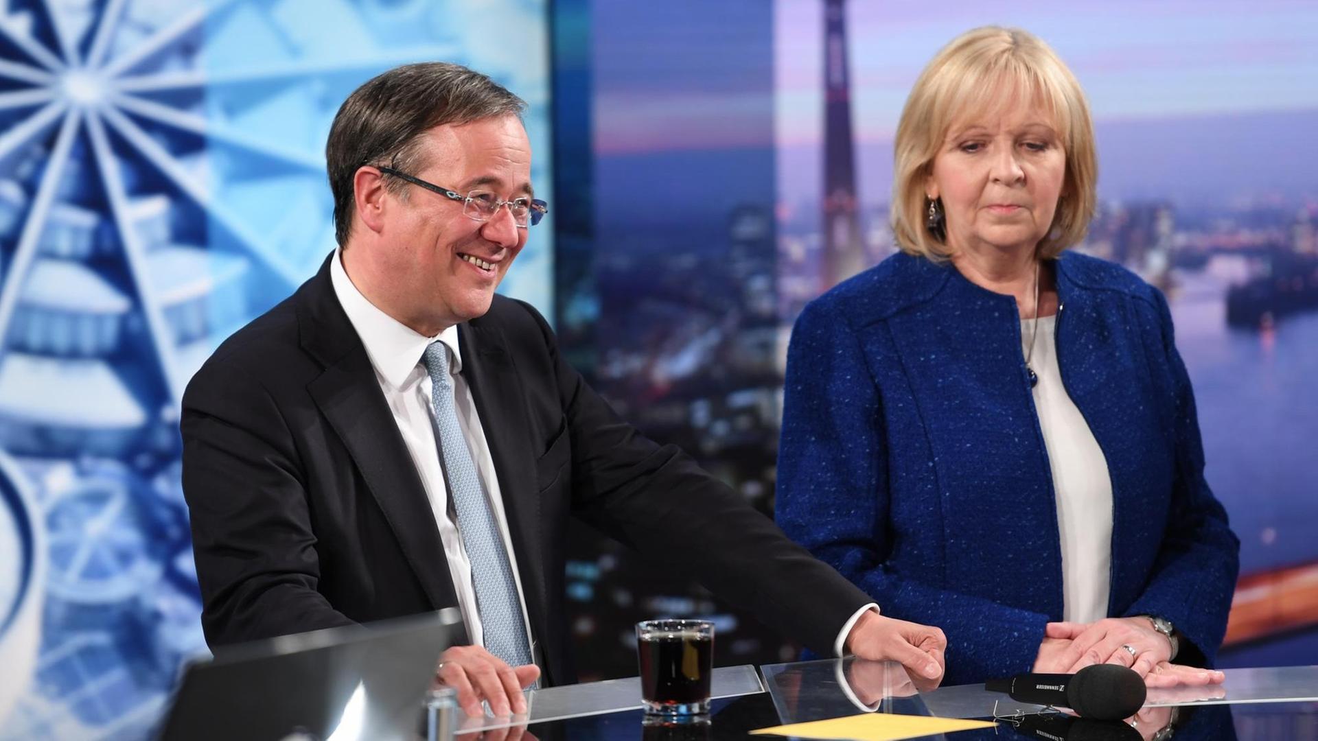 Hannelore Kraft (SPD) und Armin Laschet (CDU) stehen nach der Landtagswahl am 14.05.2017 in Düsseldorf (Nordrhein-Westfalen) im Wahlstudio bei der ARD.