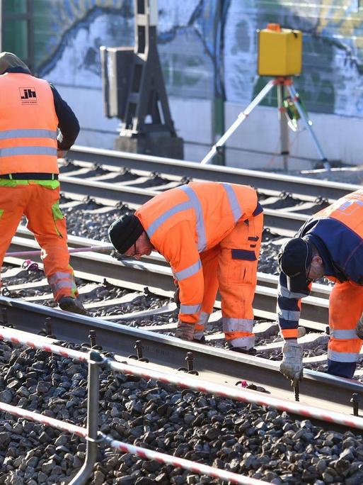 Gleisarbeiter beim Ausbauen von Bahnschienen
