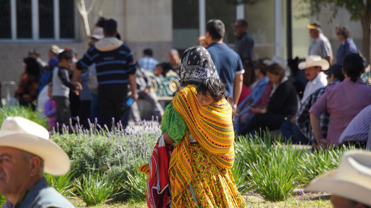 Eine Tarahumara-Frau in der Stadt Chihuahua