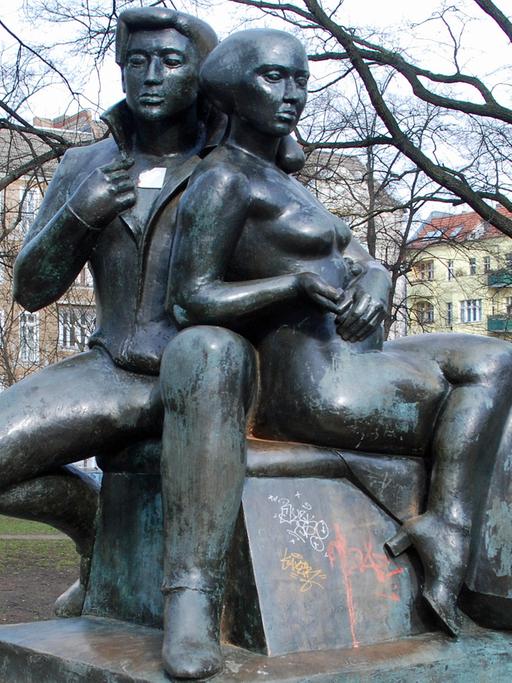 Bronzedenkmal des Dichterpaars Bettina und Achim von Arnim im Berliner Arnimpark