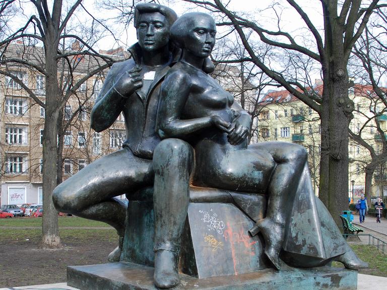 Bronzedenkmal des Dichterpaars Bettina und Achim von Arnim im Berliner Arnimpark