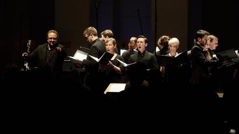 Das Ensemble AuditivVokal bei ihrem Auftritt im Festspielhaus Hellerau