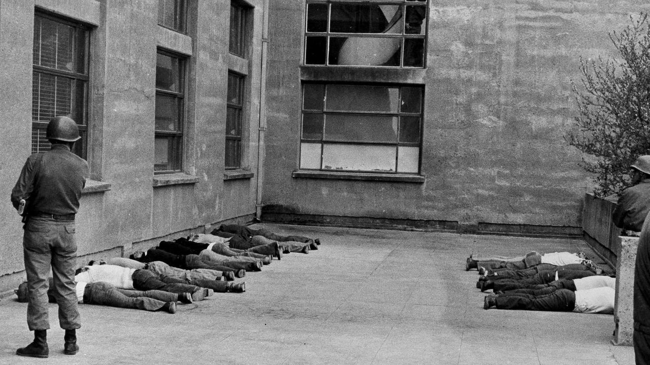 Verhaftete Menschen müssen auf dem Boden liegen beim Putsch des Militärs gegen den Präsidenten Salvador Allende in Santiago, Chile, 11. September 1973.