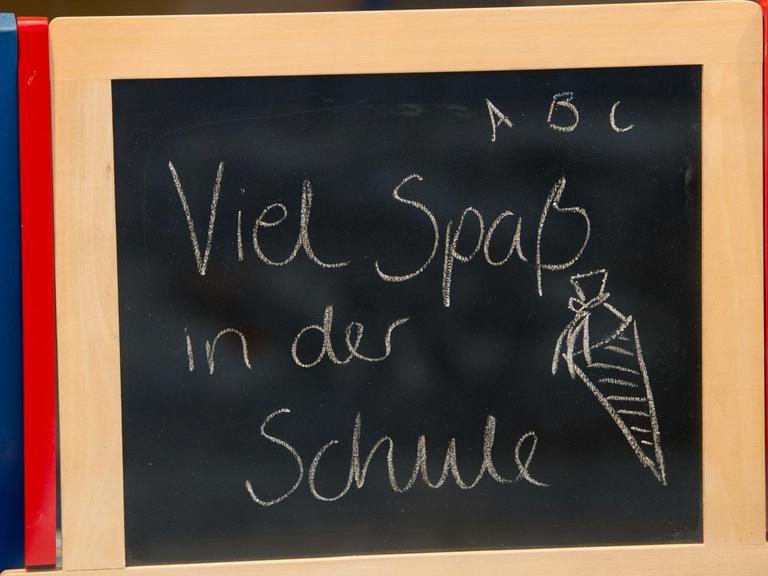 Ein kleine Tafel mit der Aufschrift "Viel Spaß in der Schule" steht am 11.08.2017 in München (Bayern) in der Fensterauslage eines Buchhandels.