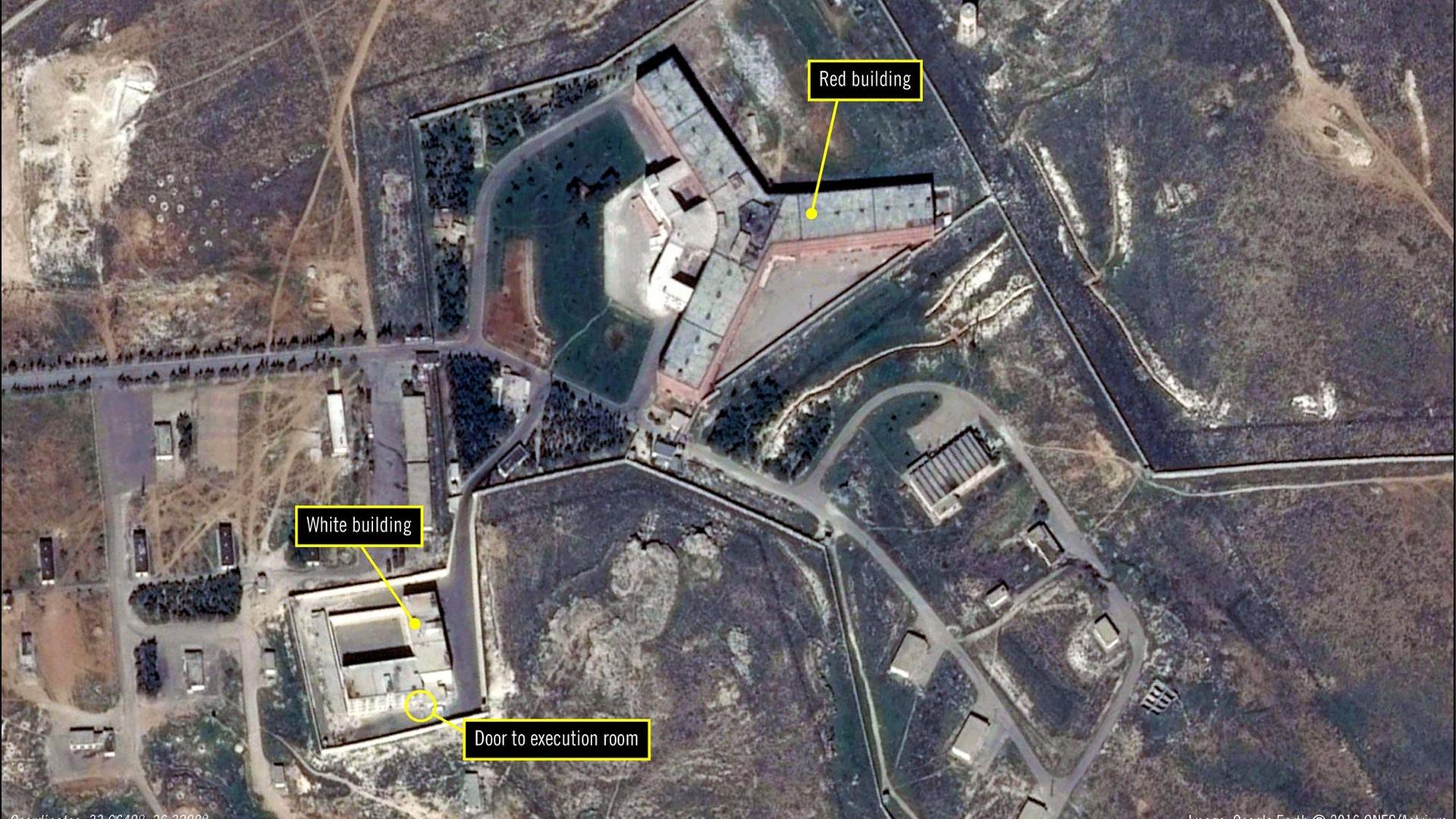 Ein Satellitenbild soll das syrische Militärgefängnis Saidnaya zeigen. Es liegt etwa 30 Kilometer von der Hauptstadt Damaskus entfernt. Hier soll Staatspräsident Assad ein Krematorium bauen lassen haben um ermordete Gefangen zu verbrennen. Foto: AFP