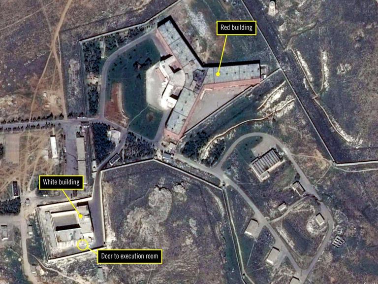 Ein Satellitenbild soll das syrische Militärgefängnis Saidnaya zeigen. Es liegt etwa 30 Kilometer von der Hauptstadt Damaskus entfernt. Hier soll Staatspräsident Assad ein Krematorium bauen lassen haben um ermordete Gefangen zu verbrennen. Foto: AFP