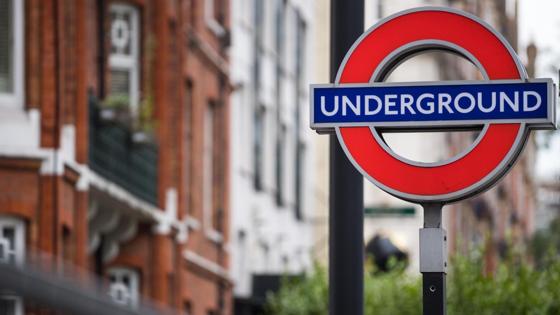 Ein Schild mit der Aufschrift "Underground" ist am Eingang zu einer U-Bahn-Station in London zu sehen.
