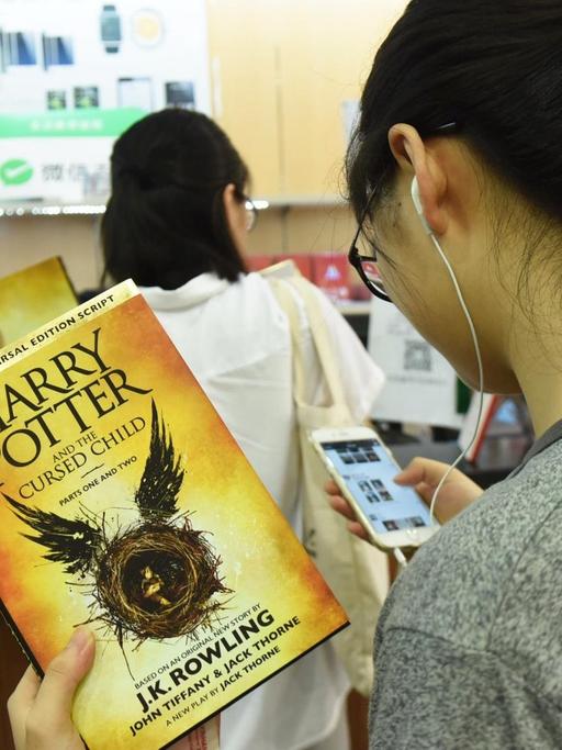 Die englische Ausgabe von "Harry Potter and the Cursed Child" (deutsch: "Harry Potter und das verwunschene Kind") von J. K. Rowling stößt auch bei Chinesen auf großes Interesse. Hier in einer Buchhandlung in Hangzhou in der Provinz Zhejiang.