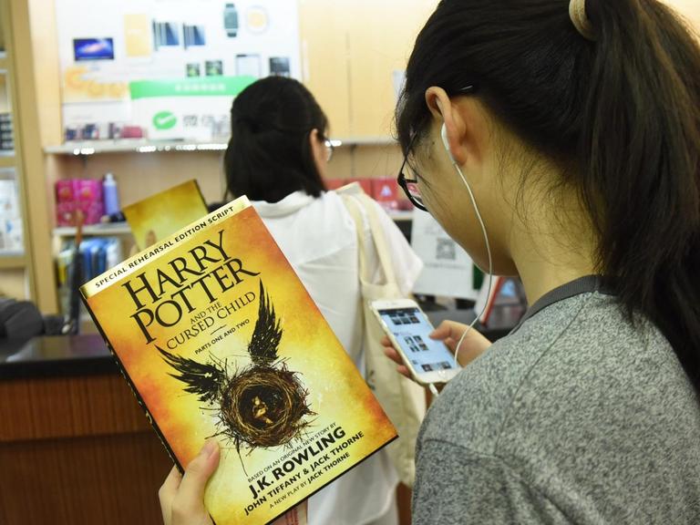 Die englische Ausgabe von "Harry Potter and the Cursed Child" (deutsch: "Harry Potter und das verwunschene Kind") von J. K. Rowling stößt auch bei Chinesen auf großes Interesse. Hier in einer Buchhandlung in Hangzhou in der Provinz Zhejiang.