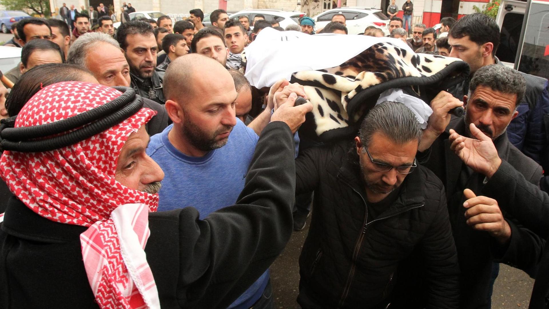 Der Leichnam des getöteten Palästinensers wird am 26. März in Hebron beerdigt. Er wurde am 24. März 2016 von einem israelischen Soldaten getötet.