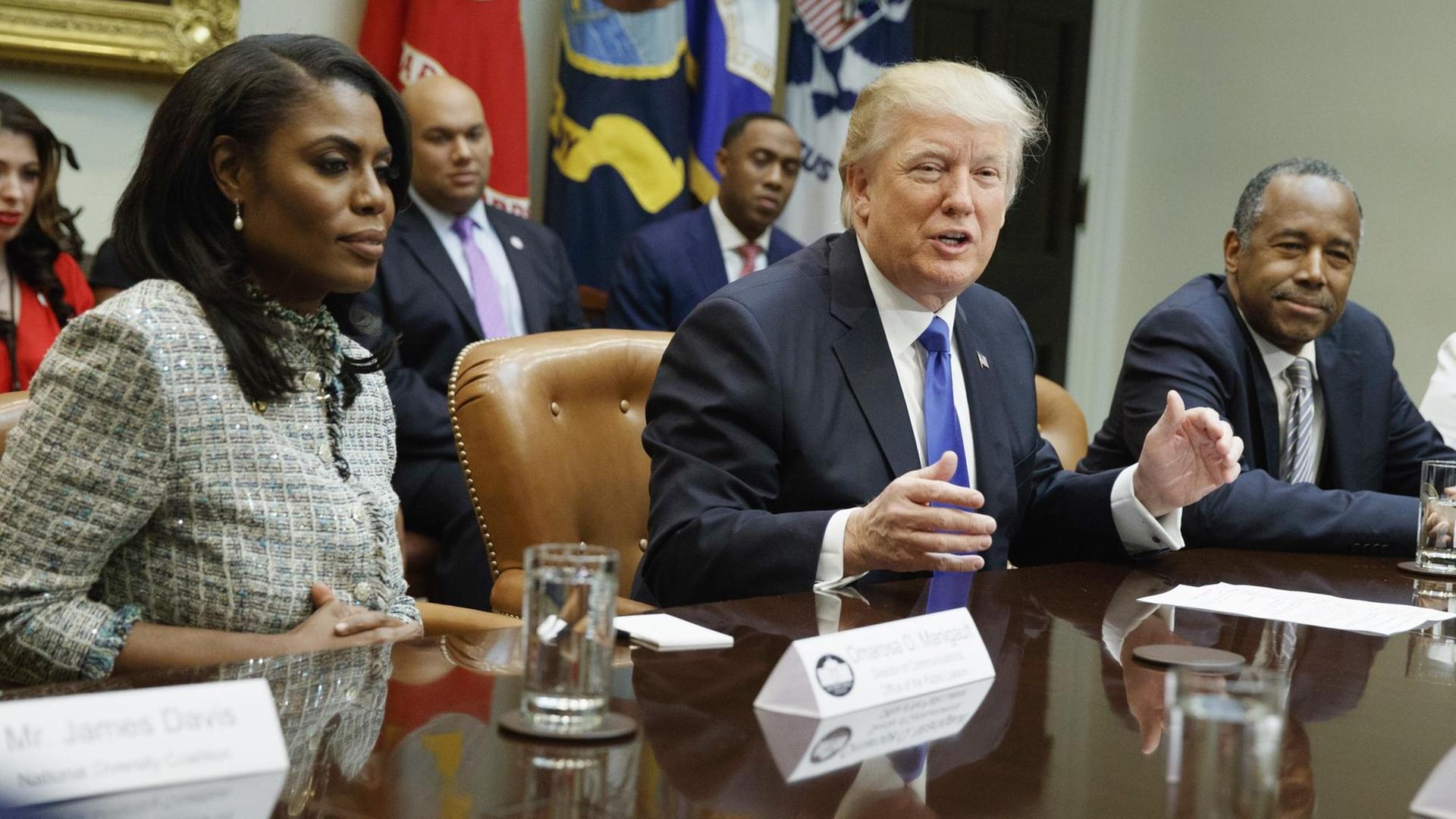 US-Präsident Donald Trump und seine ehemalige Mitarbeiterin Omarosa Manigault am 01. Feb. 2017 im Roosevelt Raum während des "African American History Month"