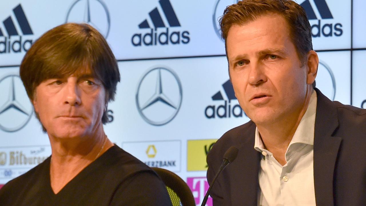 Bundestrainer Joachim Löw (l) und Teammanager Oliver Bierhoff sitzen bei der Präsentation der Analyse zur Fußball-WM am 29.08.2018 in München nebeneinander.