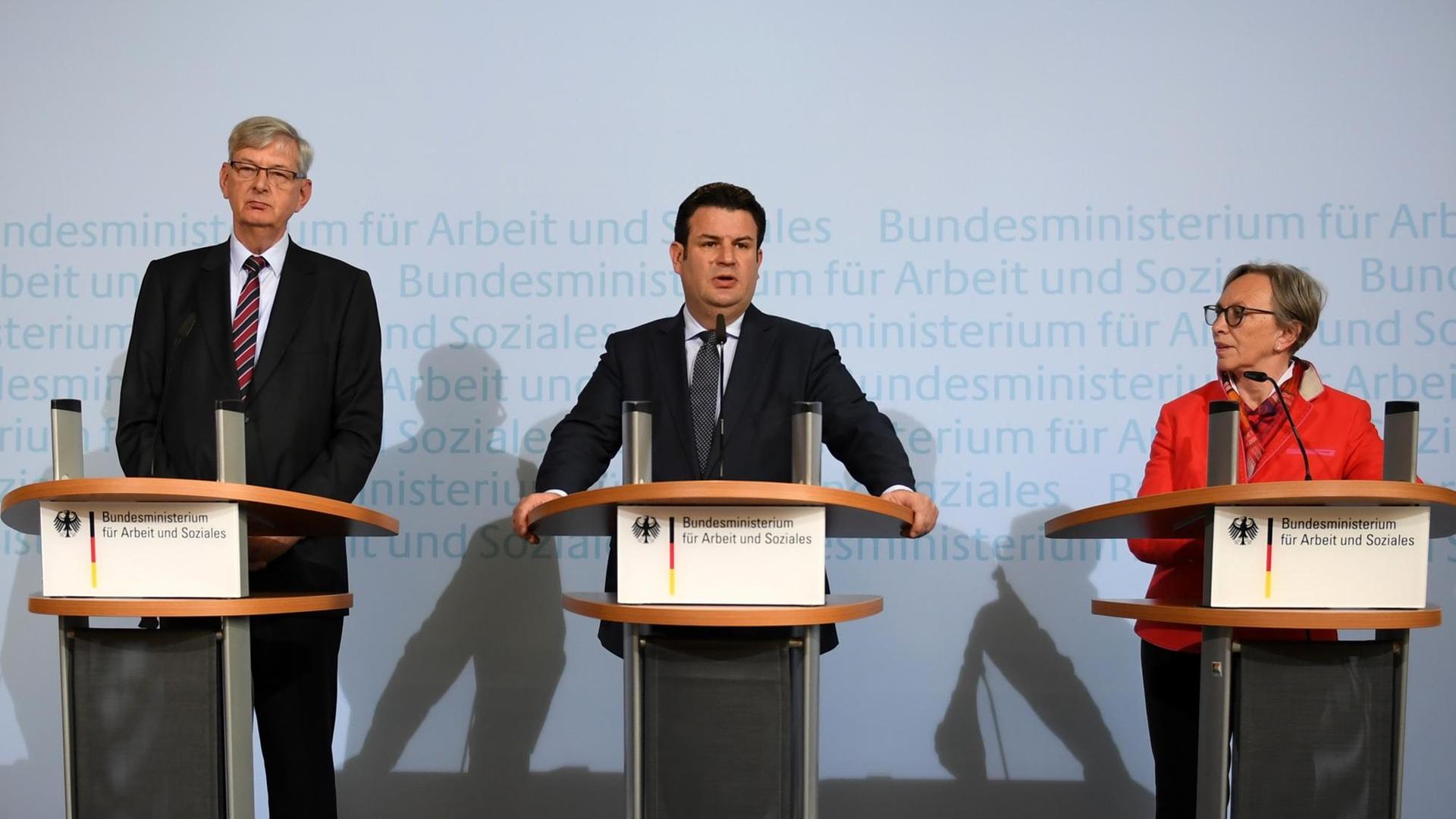 Bundessozialminister Hubertus Heil (SPD, M) stellt während einer Pressekonferenz die Vorsitzenden der Rentenkommision, die ehemalige parlamentarische Staatssekretärin im Arbeitsministerium, Gabriele Lösekrug-Möller (SPD, r), und den früheren langjährigen Sozialexperten der Unionsfraktion, Karl Schiewerling (CDU, l), vor.