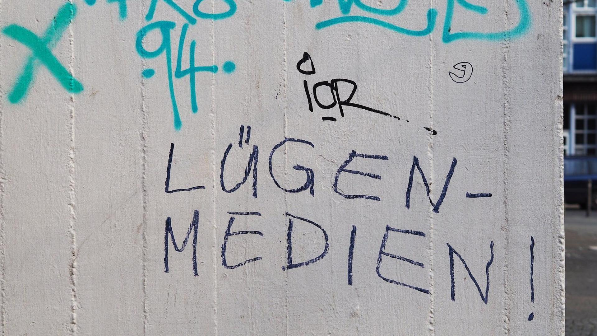 "Lügen-Medien!" steht in Grafitti auf einer Wand vor einer Wohnanlage in Berlin im Bezirk Tiergarten.