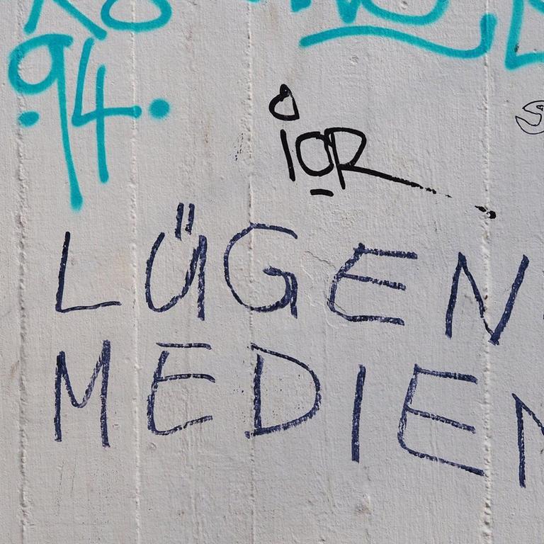 "Lügen-Medien!" steht in Grafitti auf einer Wand vor einer Wohnanlage in Berlin im Bezirk Tiergarten.