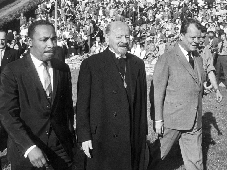Der amerikanische Bürgerrechtler und Baptistenpfarrer Martin Luther King, Bischof Otto Dibelius und der Regierende Bürgermeister Willy Brandt am 13.09.1964 in Berlin zum Tag der Kirche