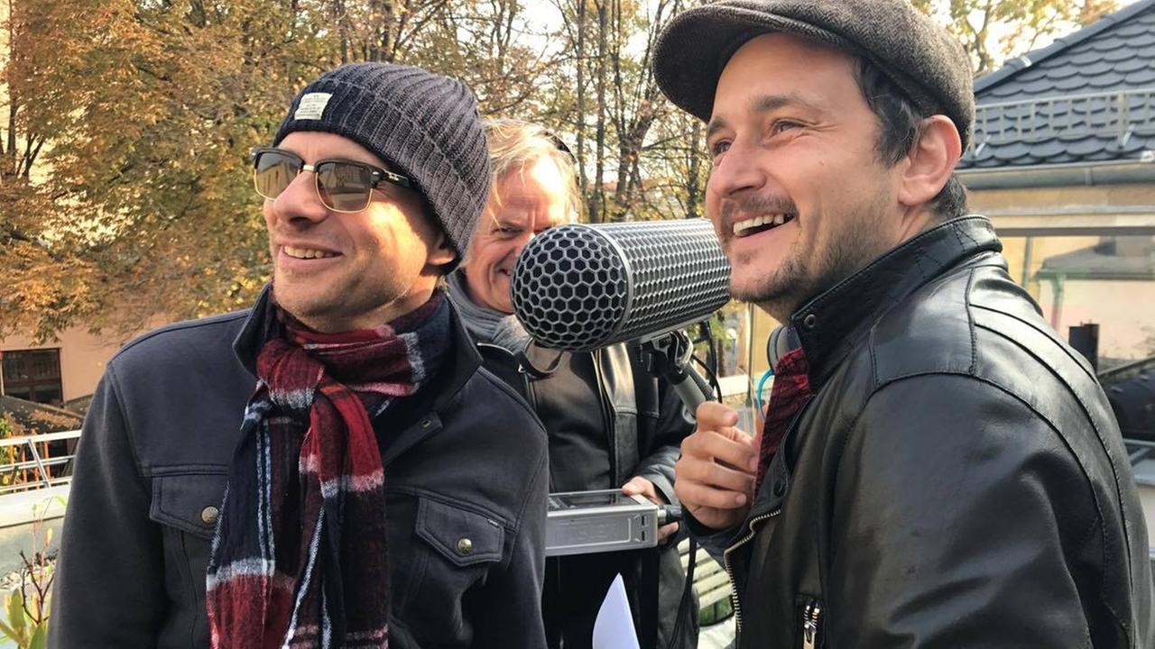 Die Schauspieler Vlad Chiriac und Tilmar Kuhn bei der Aufnahme dieses Hörspiels. In der Mitte ist der Autor Thomas Franke.