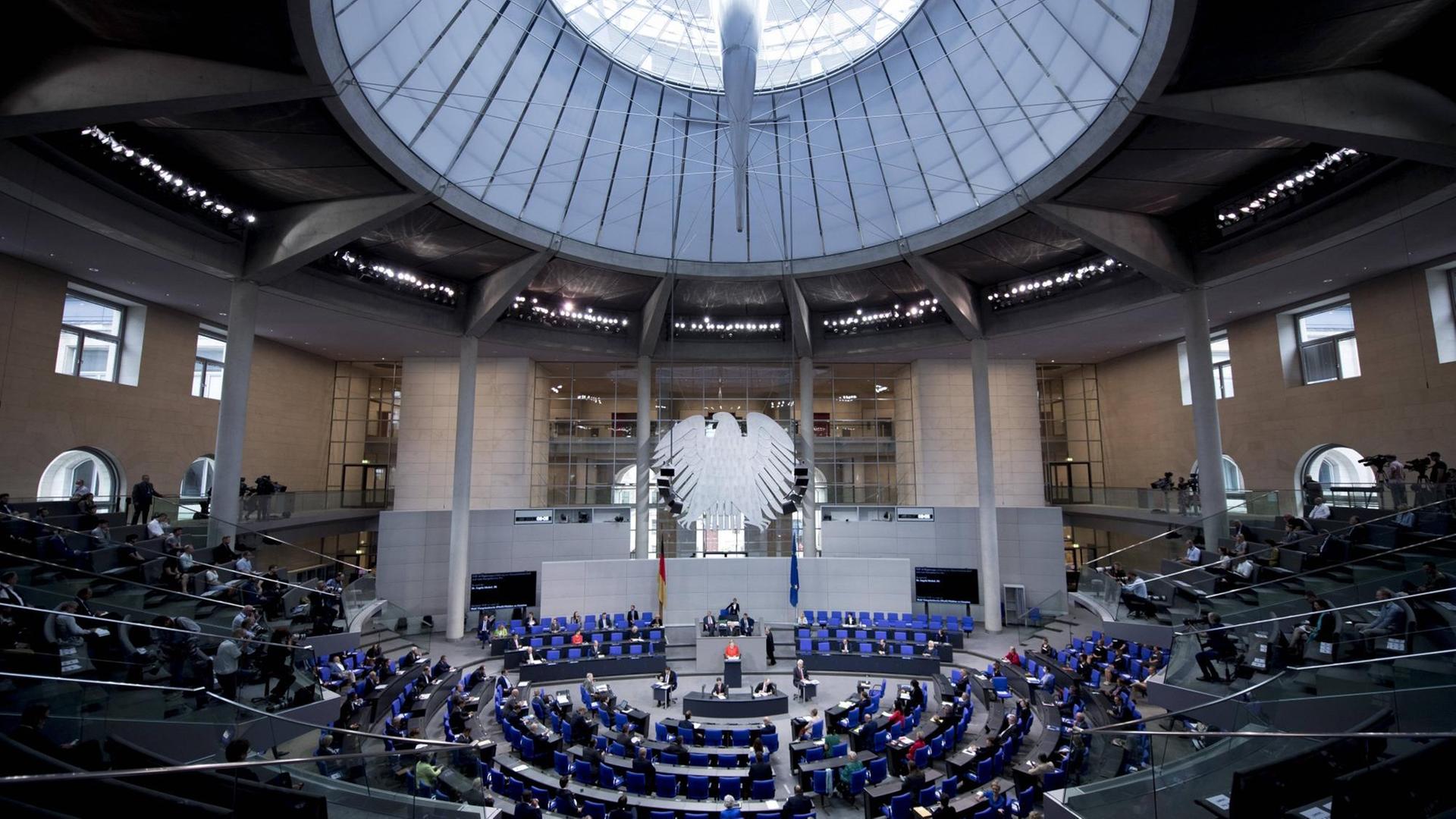 Eine Totale zeigt den Plenarsaal des Deutschen Bundestages während der Rede von Bundeskanzlerin Angela Merkel zu ihrer Regierungserklaerung der Plenarsitzung zur EU Ratspräsidentschaft im Juni 2020.