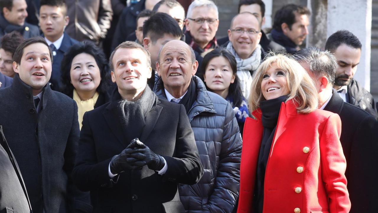Frankreichs Präsident Emmanuel Macron und seine Frau Brigitte während ihrer China-Reise in Xian, dem Startpunkt der antiken Seidenstraße.