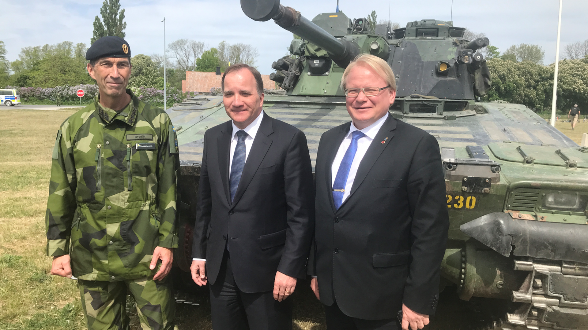 Micael Bydén, Oberbefehlshaber der schwedischen Streitkräfte (von links), Schwedens Ministerpräsident Stefan Löfven und Verteidigungsminister Peter Hultquist vor einem Panzer auf der Ostseeinsel Gotland