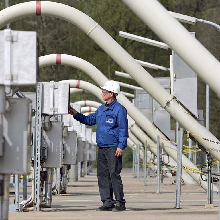 Elektro-Techniker inmitten mehrerer Gasbohrungen vom Erdgasspeicher in Rehden