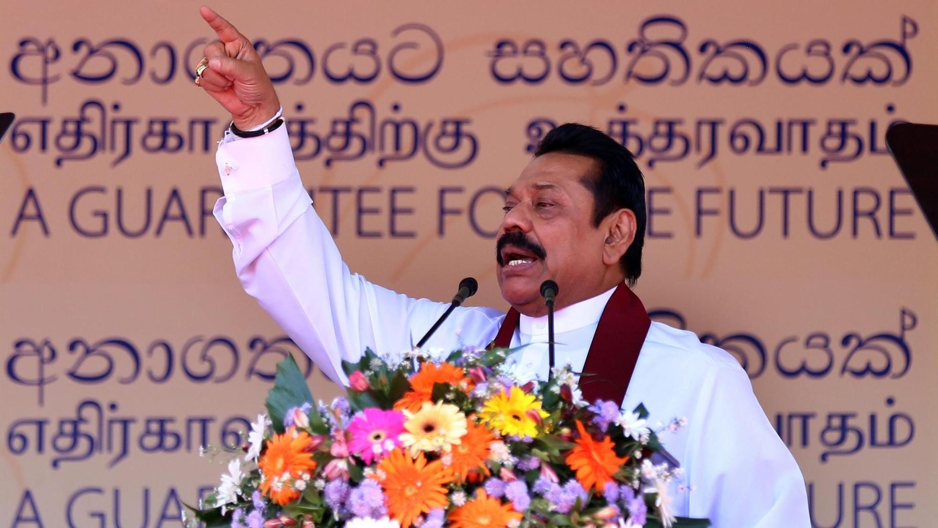 Der erst im Januar 2015 abgewählte frühere sri-lankische Präsident Mahinda Rajapaksa spricht auf eiiner Kundgebung zur Parlamentswahl. Er will wieder zurück an die Macht und Ministerpräsident werden.