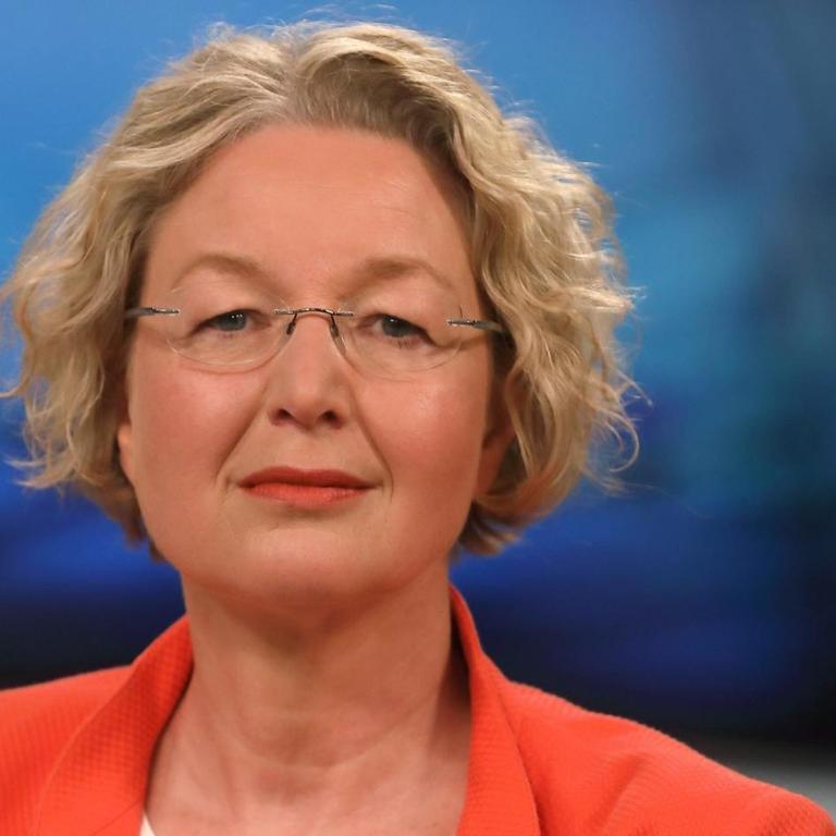 Annette Ramelsberger posiert in der ARD-Talkshow "Anne Will" für ein Pressefoto.