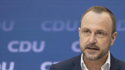 Der Terrorismusexperte Peter Neumann bei der Vorstellung durch Armin Laschet, CDU Kanzlerkandidat und Ministerpraesident von NRW, fuer das Zukunftsteam des Wahlkampfs. Berlin 03.09.2021 Copyright: Thomas Imo/ photothek.net