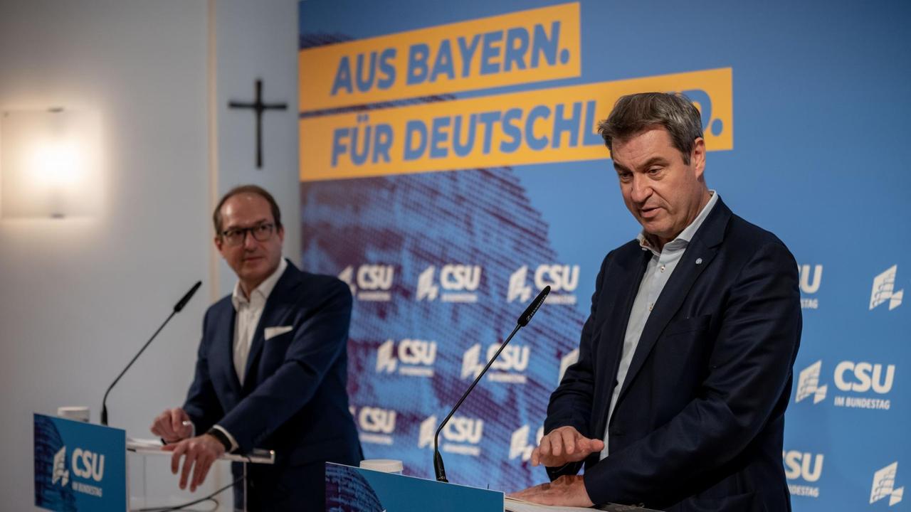Berlin: Markus Soeder, CSU-Vorsitzender und Ministerpräsident von Bayern spricht neben Alexander Dobrindt, CSU-Landesgruppenchef, nach der Sitzung der CSU Landesgruppe im neugewählten Bundestag.
