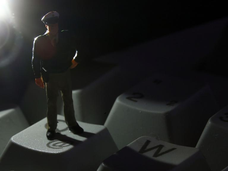 Eine Minifigur eines Polizisten auf der Tastatur eines Rechners
